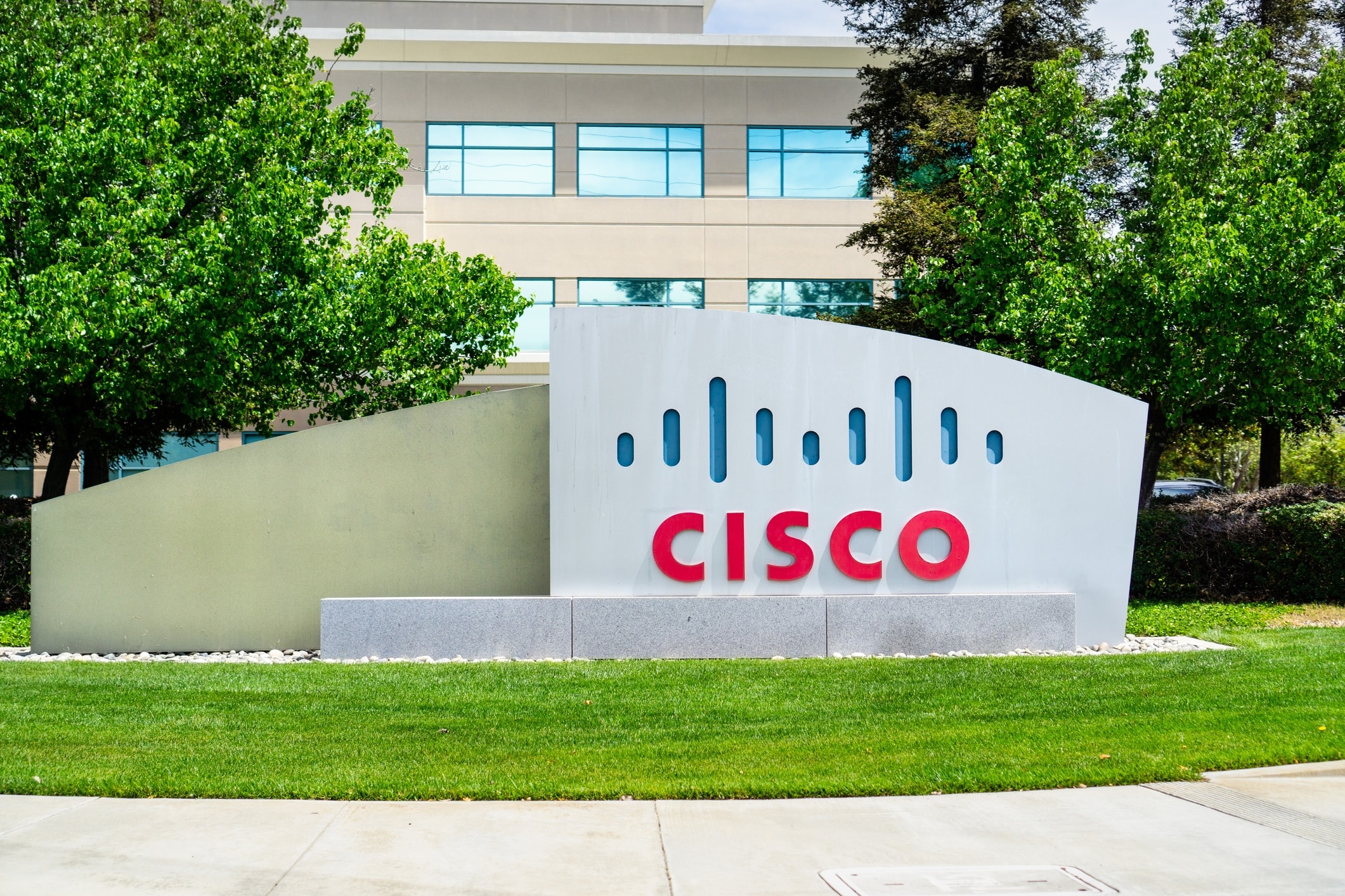 Cisco's new campus in San Jose features modern architecture and green spaces, showcasing innovation and sustainability.